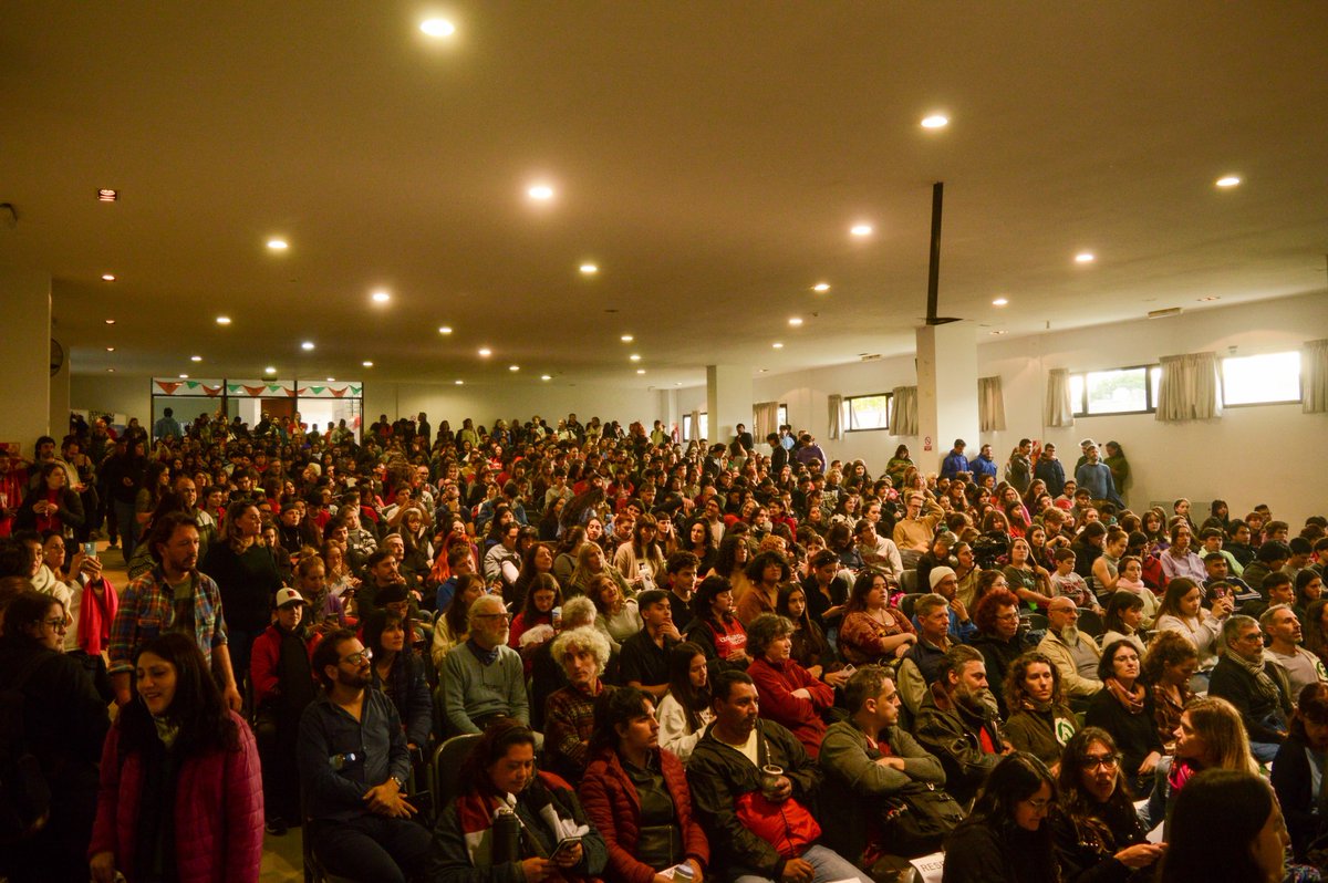 LauCano10's tweet photo. Multitudinaria charla con @chipicastillo y @myriambregman en la Facultad de Psicología de la #UNLP Enorme compromiso por parte de jóvenes, estudiantes, trabajadorxs contra el ajuste ! Abajo el plan de Milei !! https://t.co/WS5dSbPWin
