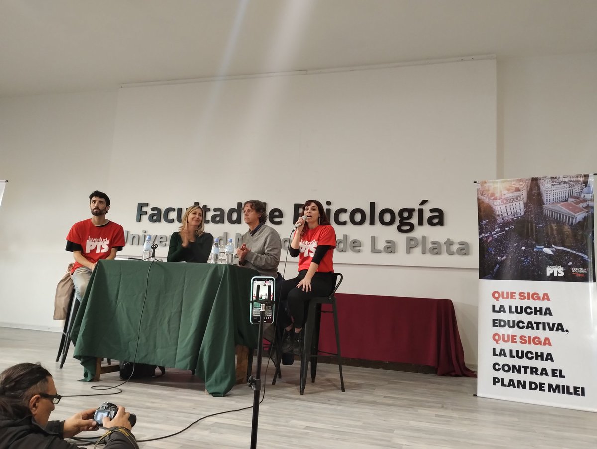 LauCano10's tweet photo. Multitudinaria charla con @chipicastillo y @myriambregman en la Facultad de Psicología de la #UNLP Enorme compromiso por parte de jóvenes, estudiantes, trabajadorxs contra el ajuste ! Abajo el plan de Milei !! https://t.co/WS5dSbPWin