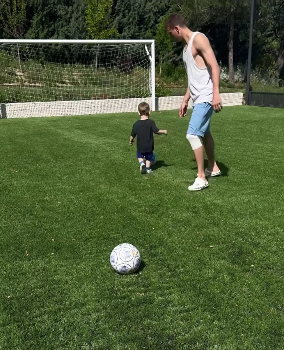 Lunin playing with his kid. 🤍