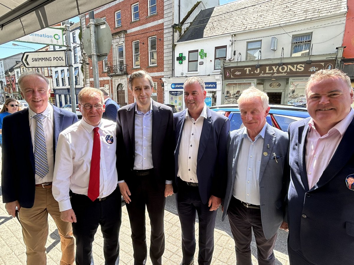 My colleagues @JohnMullinsFG @liammaddenfg @Shea7Tony and I were delighted to welcome An Taoiseach @SimonHarrisTD to Mallow earlier this afternoon. An Taoiseach had the chance to meet and speak with residents and local small business owners.