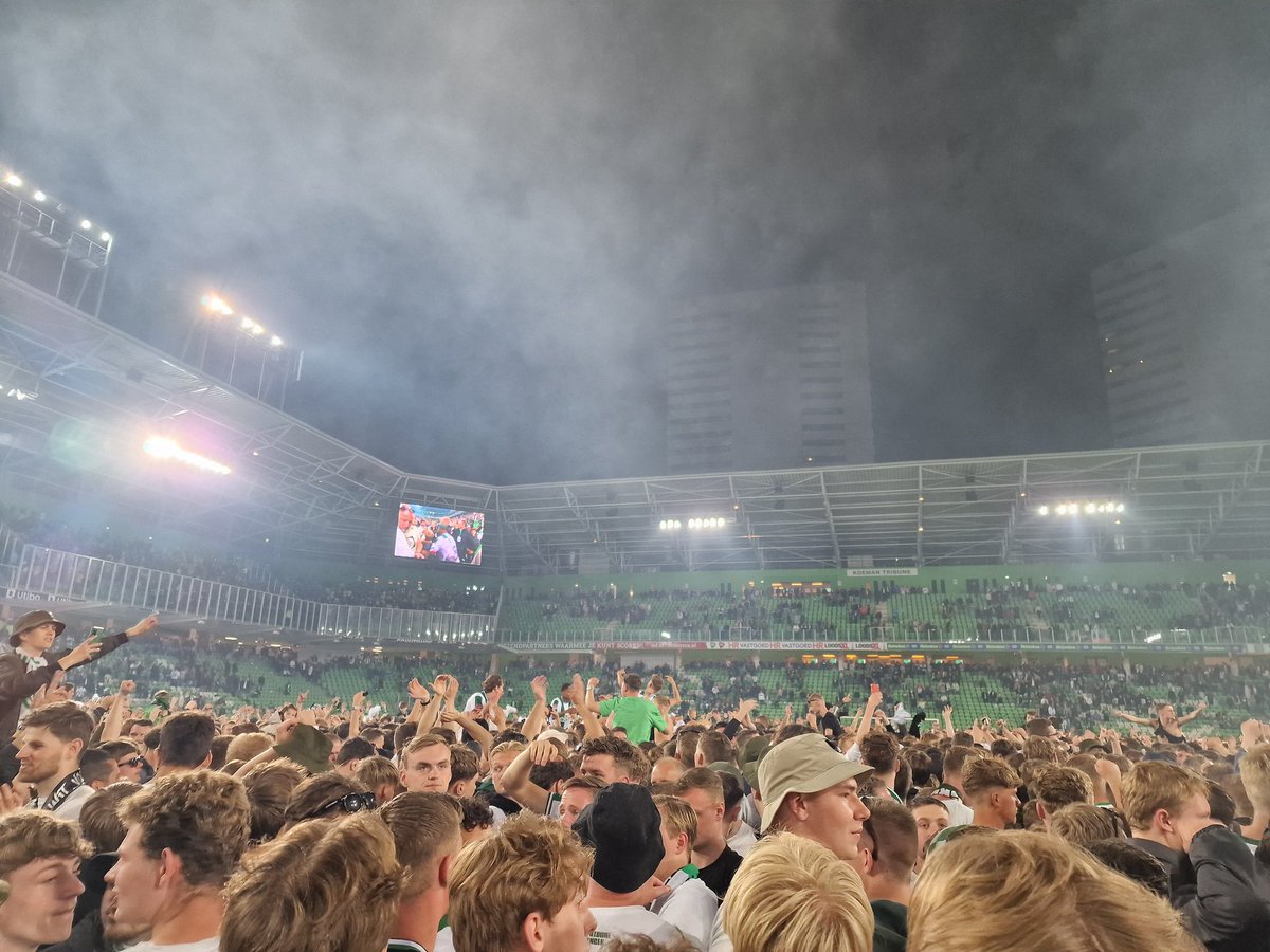 WE ARE BACKKKKKKKK. FORZA GRONINGEN 💪💪💪. Wat een wedstrijd, wat een sfeer en wat een seizoen. Maar we keren terug naar waar we horen namelijk de Eredivisie. Emoties all over the place. #GROROD #fcgroningen #greenwhitearmy #weareback