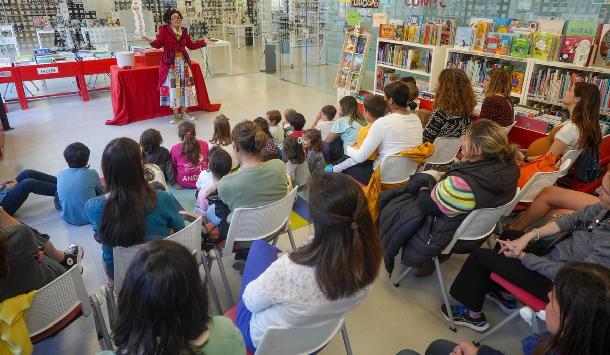 ¡Menudo éxito el de “Calista la especialista” hoy en el Centro Cívico Cazoña! Todas estas actividades y talleres dentro del nuevo programa ‘Más que leer’ son unas herramientas de dinamización de la lectura fantásticas para los más pequeños.