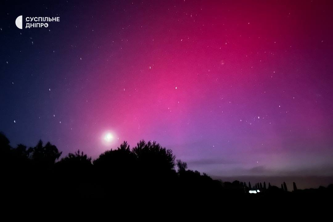 After one of today’s many air alerts ended, the aurora borealis was noticed in the sky over #Dnipro Oblast. 

Suspilne Dnipro shared a few photos.