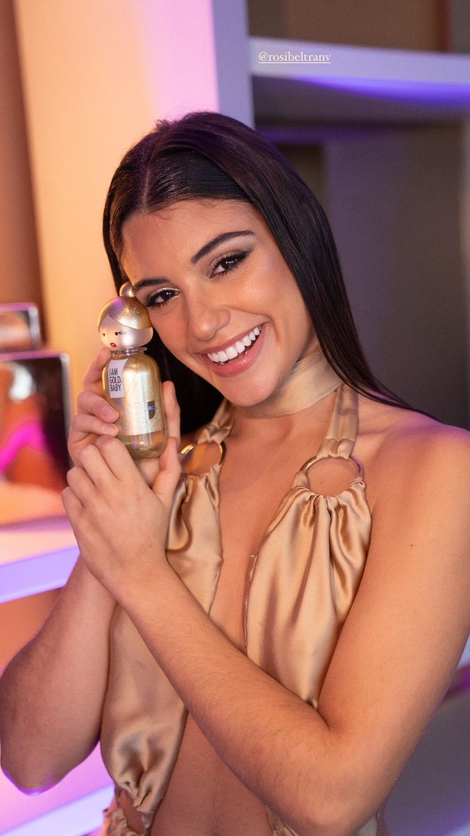 Rosi promocionando la nueva fragancia de ‘Benetton Perfumes’.

vía @/florcorney en historias de Instagram. (10/05/24) #TeamRositas