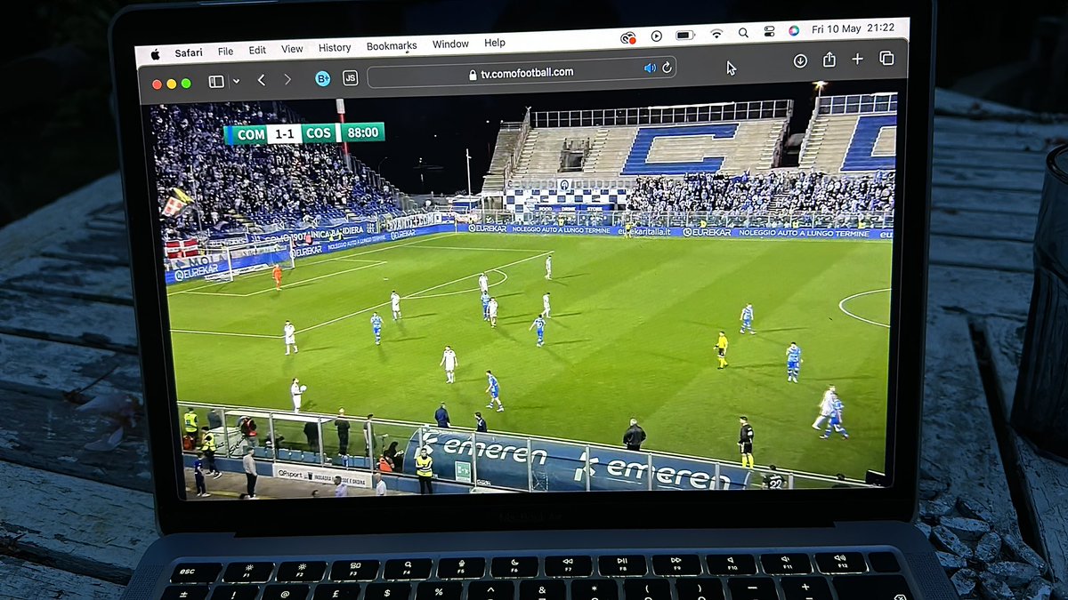 And so I now find myself watching the livestream of @Como_1907 in their final home game, hoping my friend @Osian_Roberts will soon be celebrating promotion to Serie A. They’re nearly there… Jamie Vardy in the crowd btw 🤔