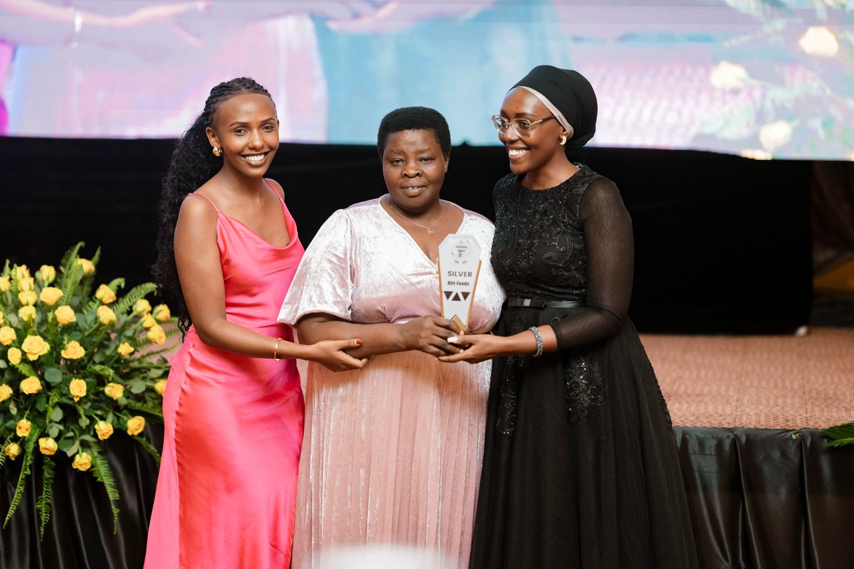 GenderMonitorRw's tweet photo. What a night! for Nyamurinda Coffee Growers and Afri-Foods Ltd for being awarded the Gender Silver Seal The two companies registered remarkable achievements in promoting gender equality at the workplace.
#GenderSealRw
#GenderStandard https://t.co/vwHLWYizQK
