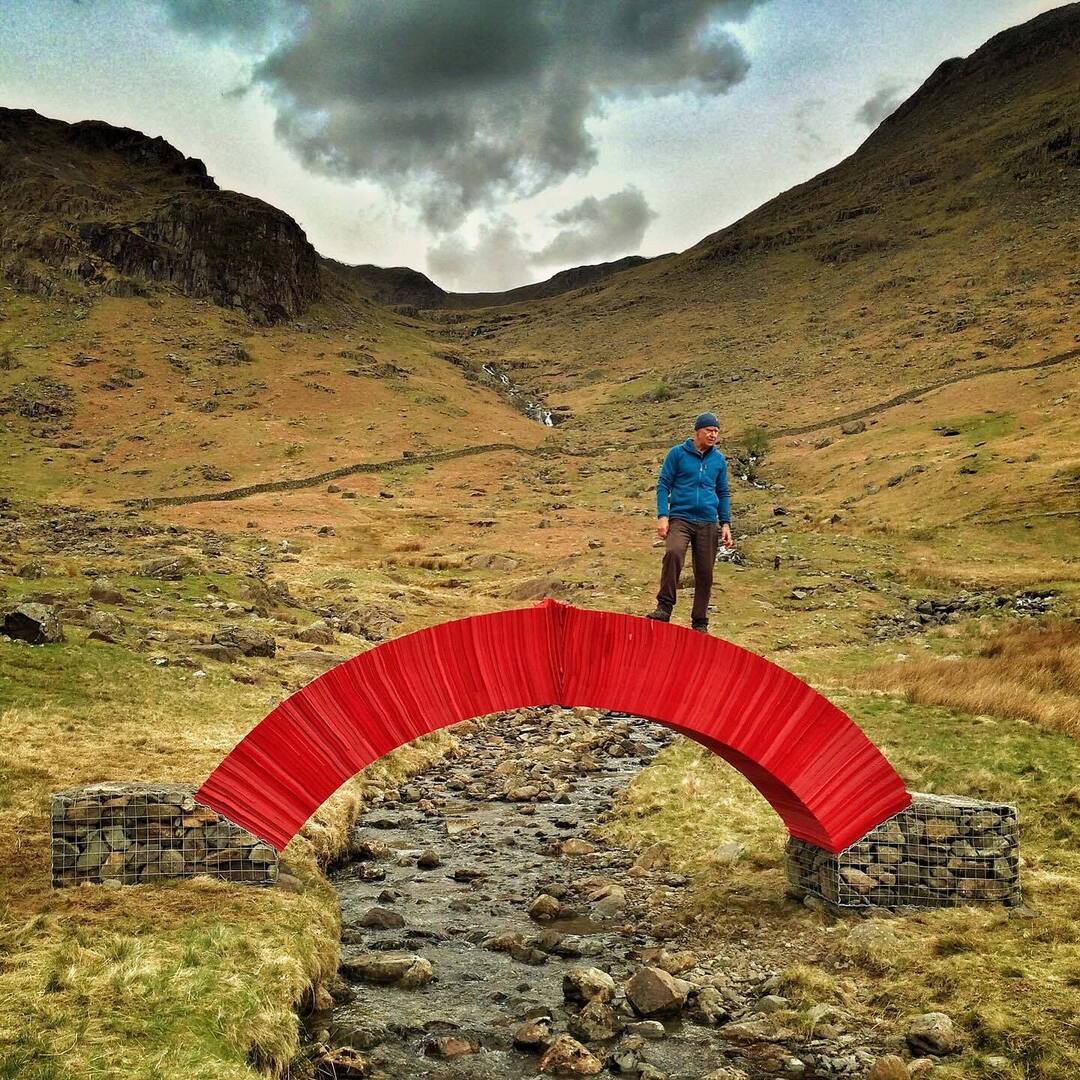 ‘Paperbridge’ - 9 years ago today! This is a functioning arch bridge in the Lake District made with 22,000 sheets of locally made red paper. It’s just paper - no nuts, bolts, glue or any fixings. The whole thing is held in compression between the gabions… instagr.am/p/C6zRUNhINNb/