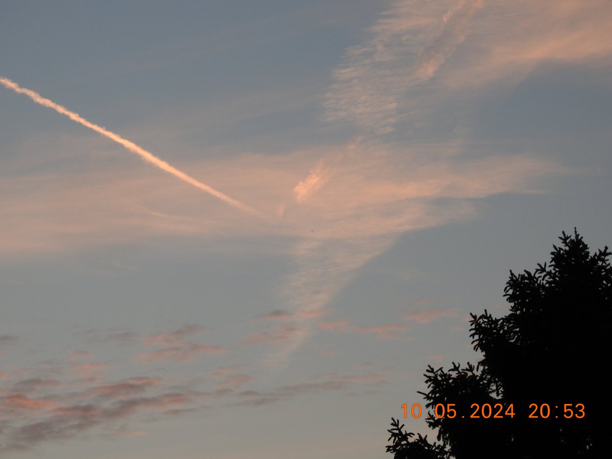 Not quite the intense synset blitz tonight tho' the #skybastards are still spraying. Have they come up with a name for triangle shaped clouds yet?