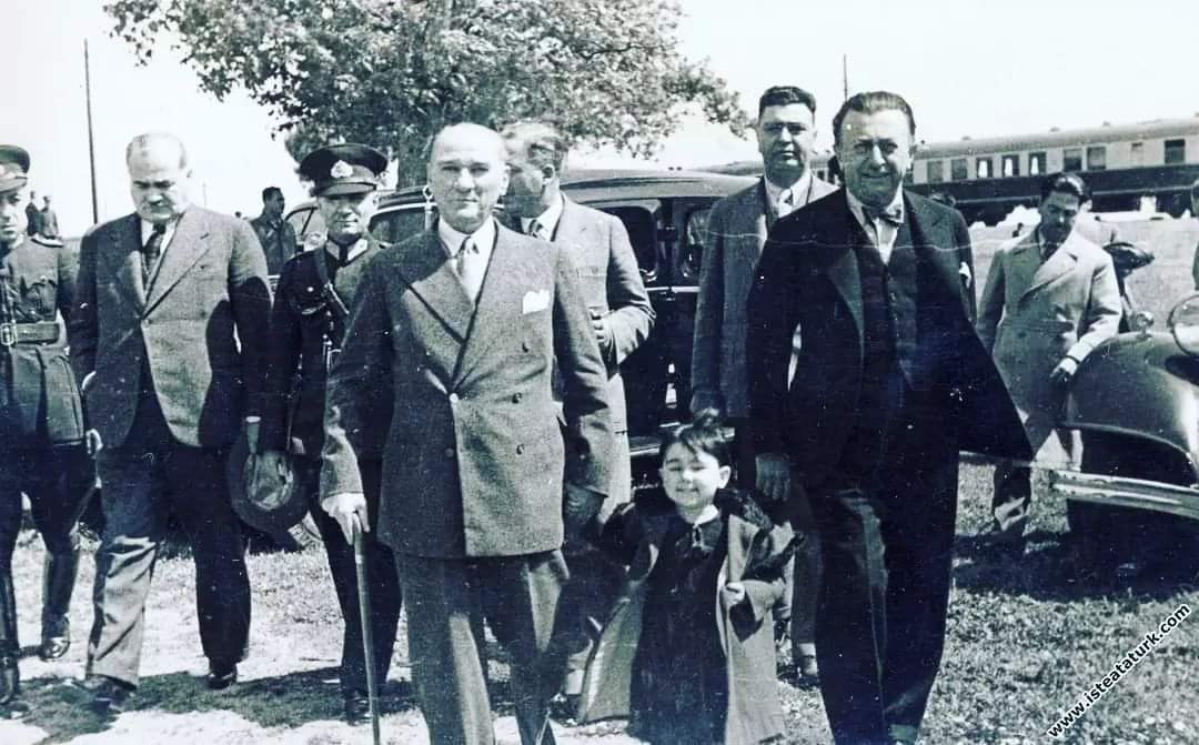 Mustafa Kemal Atatürk Fener yolunda beraberindekilerle yürüyüş yaparken, İstanbul. (17 Mayıs 1936) #atatürk #istanbul #mustafakemalatatürk #gazimustafakemalatatürk #baskomutanmustafakemalataturk