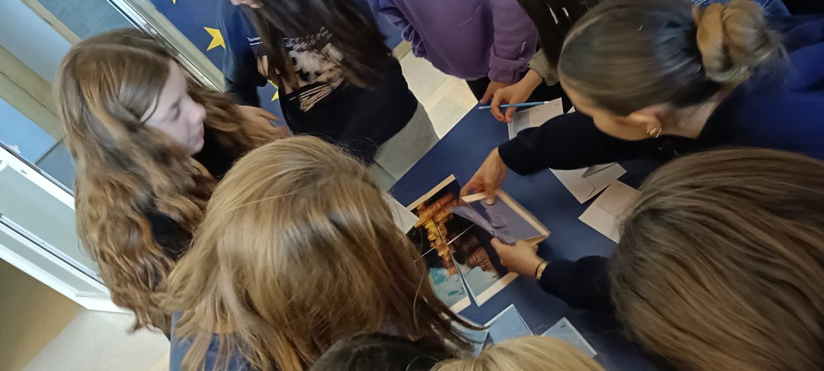 #DíadeEuropa en el <a href="/IESALFONSOVIII/">IES ALFONSO VIII</a> . Actividades variadas informativas y lúdicas para aprender sobre la UE han mantenido la atención de los alumnos.