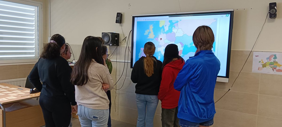 alfonsoviiiplus's tweet photo. #DíadeEuropa en el @IESALFONSOVIII . Actividades variadas informativas y lúdicas para aprender sobre la UE han mantenido la atención de los alumnos. https://t.co/1UrGkpSPQ1