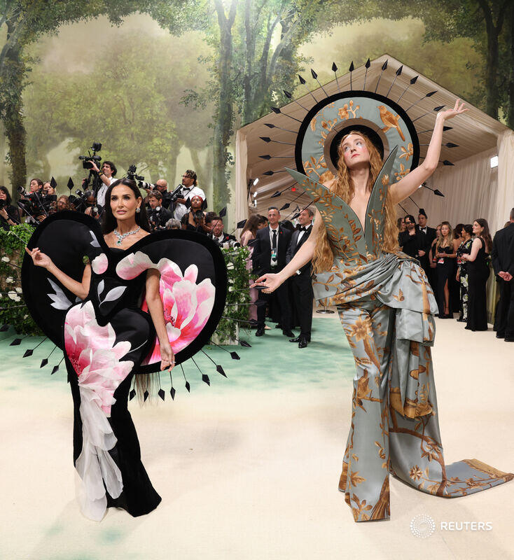 Actress Demi Moore and fashion designer Harris Reed pose as they arrive at the #MetGala at the Metropolitan Museum of Art in New York City. More of our top photos of the week reut.rs/4dxZnYu 📷 Andrew Kelly