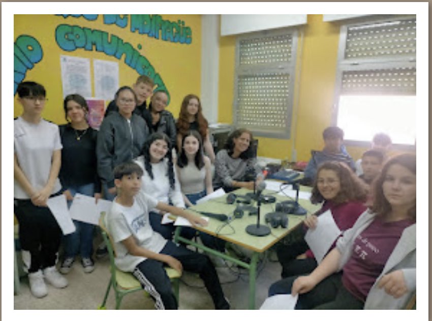 Actividad para celebrar el Día del Libro en #radiocomunicarte. Lee la noticia en el blog de la Biblioteca. …tecaiesparquedemonfrague.blogspot.com/2024/05/charle…