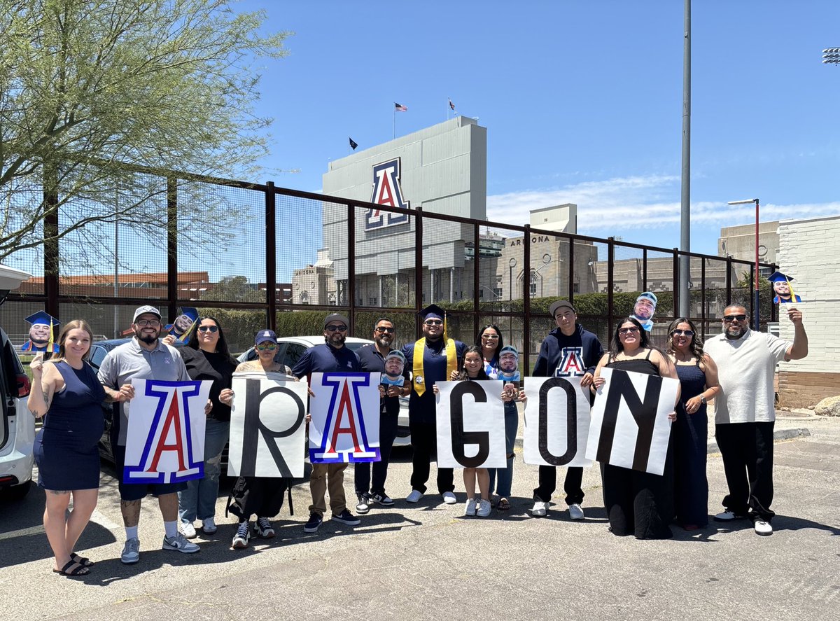 Danigirl_128's tweet image. Team Aragon! Sooo proud of you Bobby! We love you pumpkin🎓🎓🎓 #FirstGenGraduate #UofAGrad #TeamAragon #COSGrads2024