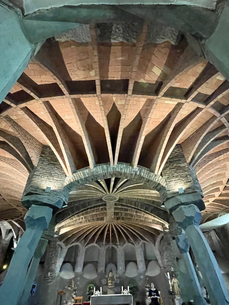 Avui amb Abismal hem estat cripta Güell #antonigaudi #modernisme #criptaguell