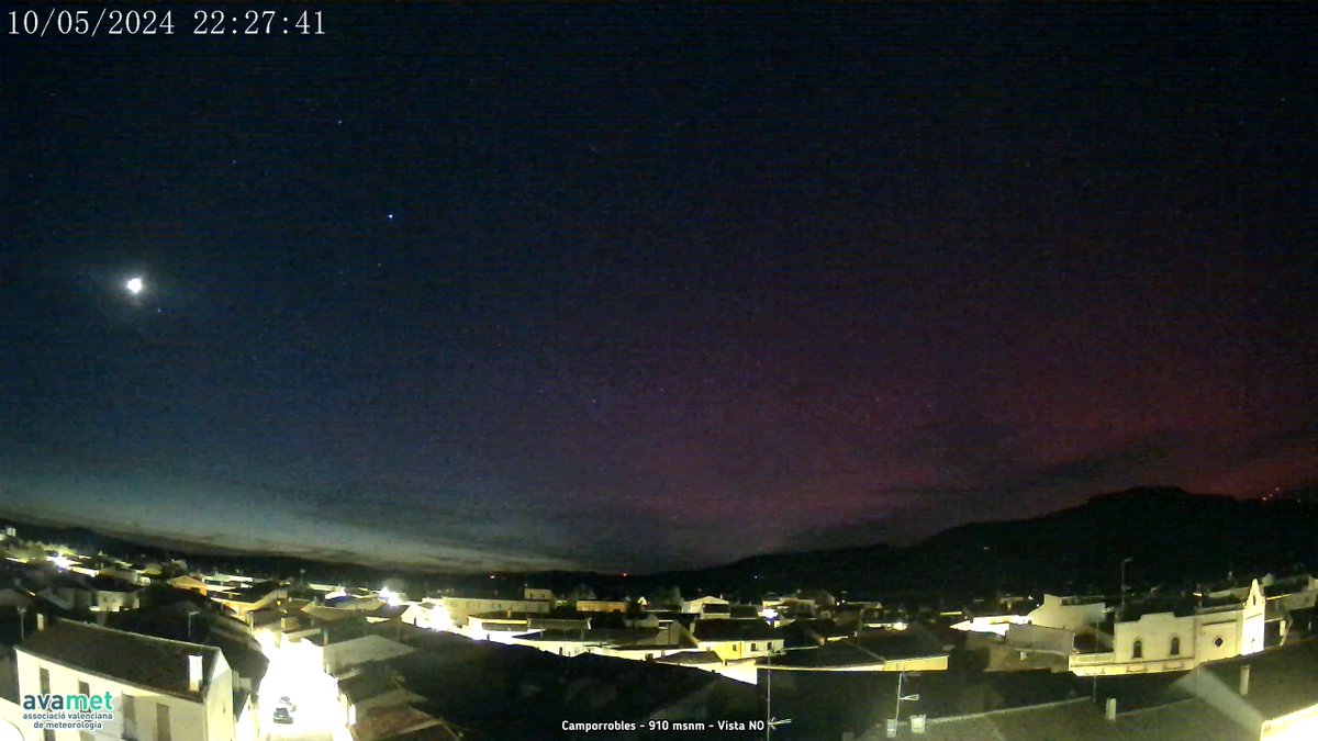 avamet's tweet image. Comença a observar-se l'aurora boreal en algunes webcams que miren cap al nord.

Ara mateix (22:30 h) així la capten les webcams de Xert (la Mola), Benicàssim (el Bartolo), Camporrobles i Altea.