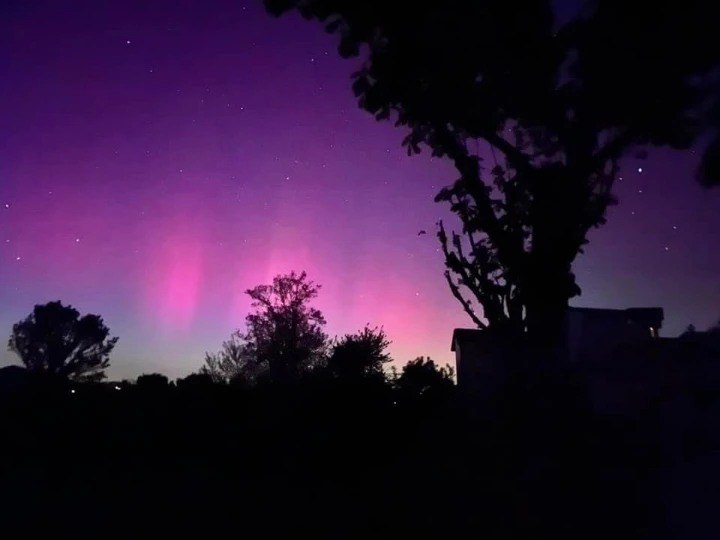 Tempesta Geomagnetica G4, prime foto dall'Italia. Segnalate aurore boreali in Piemonte, Veneto e Lombardia. Ma arrivano foto anche dal Centro Italia @ultimoranet