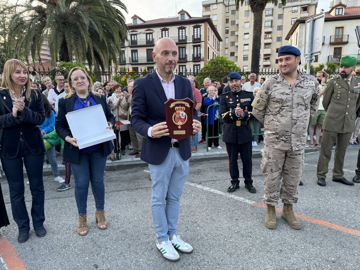 aytolaredo's tweet photo. 🎖️#Desfile y #arriado de bandera hoy en la Avenida de #España por parte de la #GuardiaReal. Han estado presentes el alcalde, @MGonzalezlaredo; la consejera de Presidencia, @misabelurrutia; autoridades políticas municipales; y mandos del Ejército; Policía Local y Guardia Civil. https://t.co/Y9GTJ5l1xH