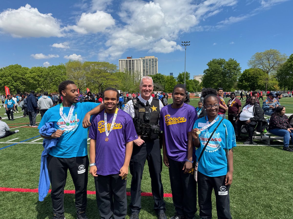 Members of the #ChicagoPolice Department stopped by Dunbar Park to cheer on and present awards to @SpecialOChi Athletes during the Spring Games this week. We are proud to support these athletes who come from @ChiPubSchools and @ChicagoParks programs across the city.