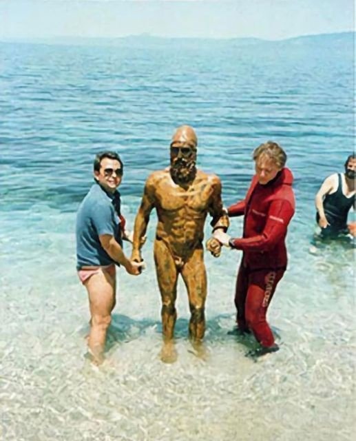 In 1972, while on vacation, Stefano Mariottini, an engineer from Rome, snorkeling off the coast of Monasterace near Riace, noticed a human hand sticking out of the sand. Deciding that it was a corpse, he called the police. From the bottom of the Ionian Sea, two statues of