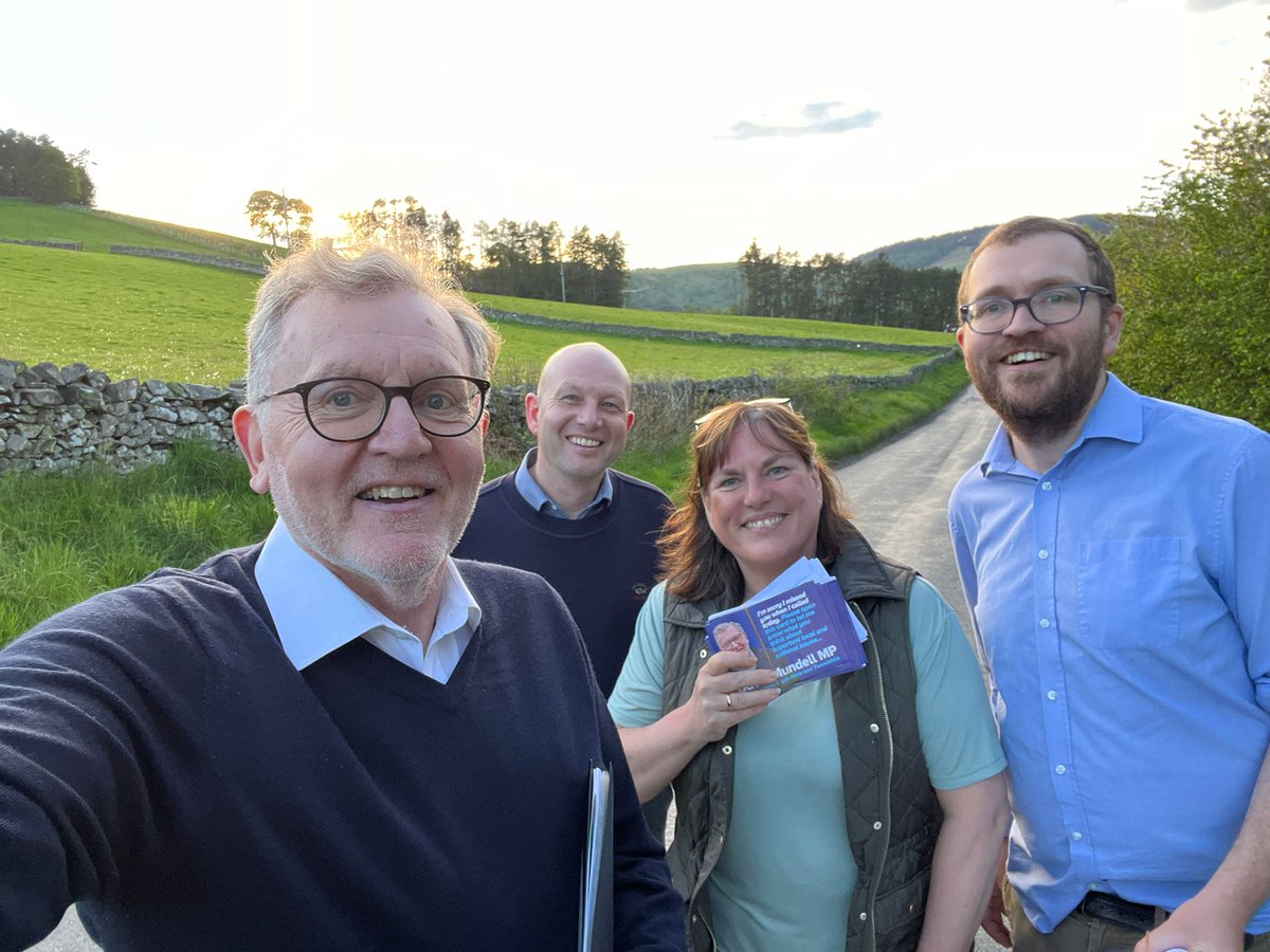 Glorious evening to be out  meeting constituents in Cardrona  tonight with @DavidMundellDCT @olivermundell
Makes a lovely change from the wind and rain.
@ScotTories 
#localaction