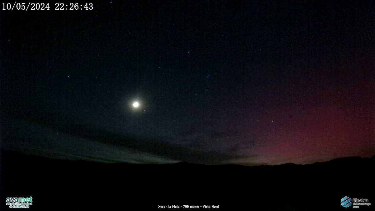 avamet's tweet image. Comença a observar-se l'aurora boreal en algunes webcams que miren cap al nord.

Ara mateix (22:30 h) així la capten les webcams de Xert (la Mola), Benicàssim (el Bartolo), Camporrobles i Altea.