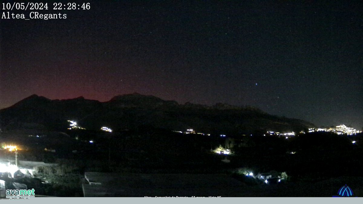 avamet's tweet image. Comença a observar-se l'aurora boreal en algunes webcams que miren cap al nord.

Ara mateix (22:30 h) així la capten les webcams de Xert (la Mola), Benicàssim (el Bartolo), Camporrobles i Altea.