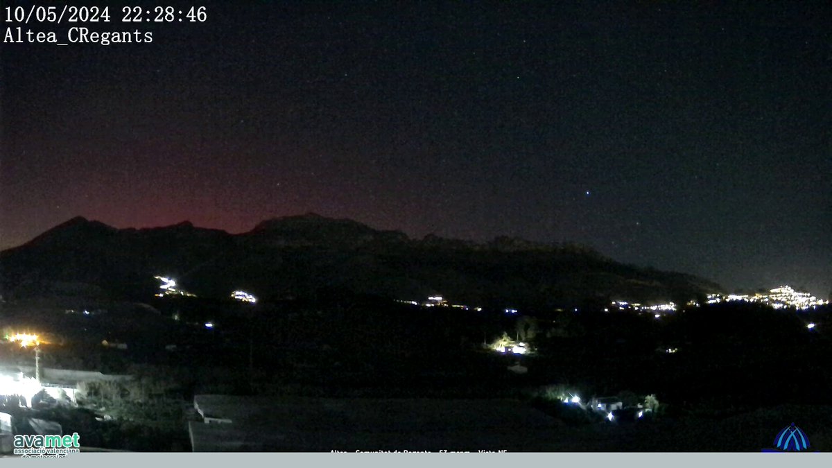 Comença a observar-se l'aurora boreal en algunes webcams que miren cap al nord. Ara mateix (22:30 h) així la capten les webcams de Xert (la Mola), Benicàssim (el Bartolo), Camporrobles i Altea.