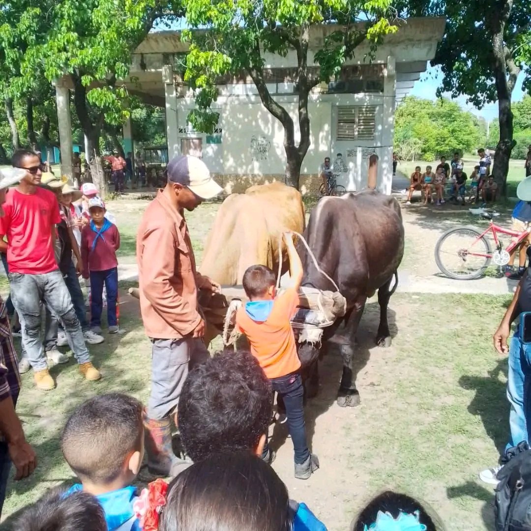 #EducaciónYara. El Mochilazo está vez en el Consejo Popular de Los Cayos en el Municipio de Yara en Granma, diversas actividades culturales deportivas y del movimiento de exploración y campismo disfrutaron los niños y niñas y familiares. #EducaciónYara #Cuba #EducaciónGranma