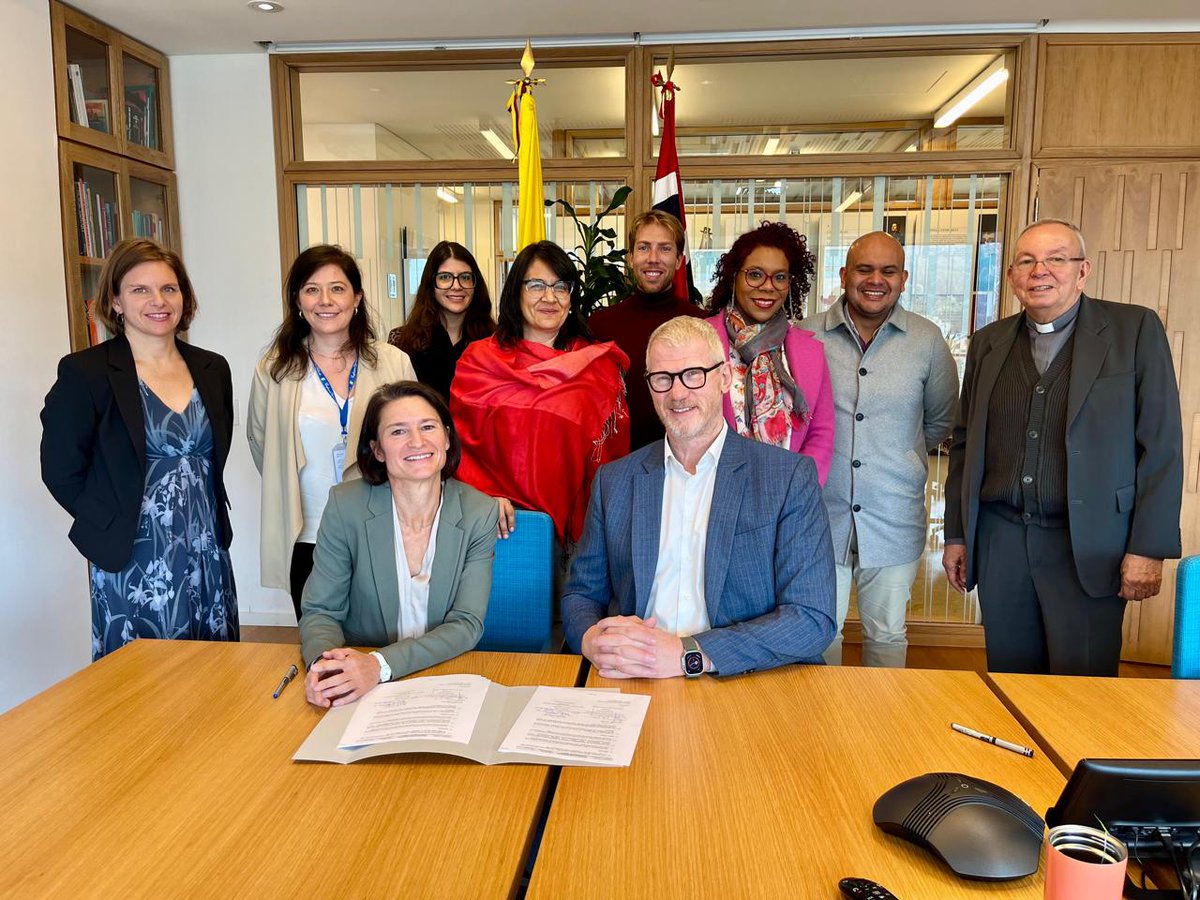 Celebramos la firma del Programa Paz Fase II con @CaritasNorge @ficonpaz @pastoralsocialc. La iglesia cumple con un rol fundamental para la paz en Colombia. Esta fase contribuirá a fortalecer los procesos de paz y la implementación de las políticas a favor de las comunidades.