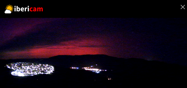 Vaya color extraño tiene el cielo hacia el norte...posible #auroraboreal ??? Ahora mismo desde Alcalá de la Selva #Teruel En directo aquí: ibericam.com/teruel/webcam-… @AEMET_Aragon @VicenteAupi @lamolinera64 @pobino @molinerclemente @A3Noticias @ElTiempo_tve @lasextameteo