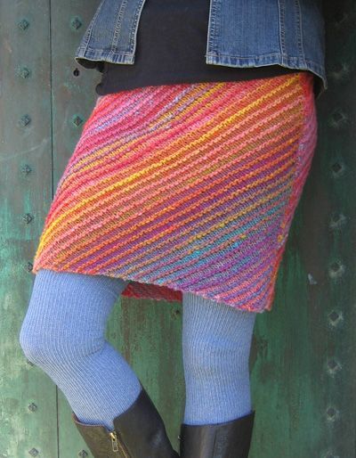 Knit a Lively Lanesplitter Skirt, Get the FREE Pattern via Knitty! 👉 buff.ly/3y38BHE #knitting #freepattern 💜
