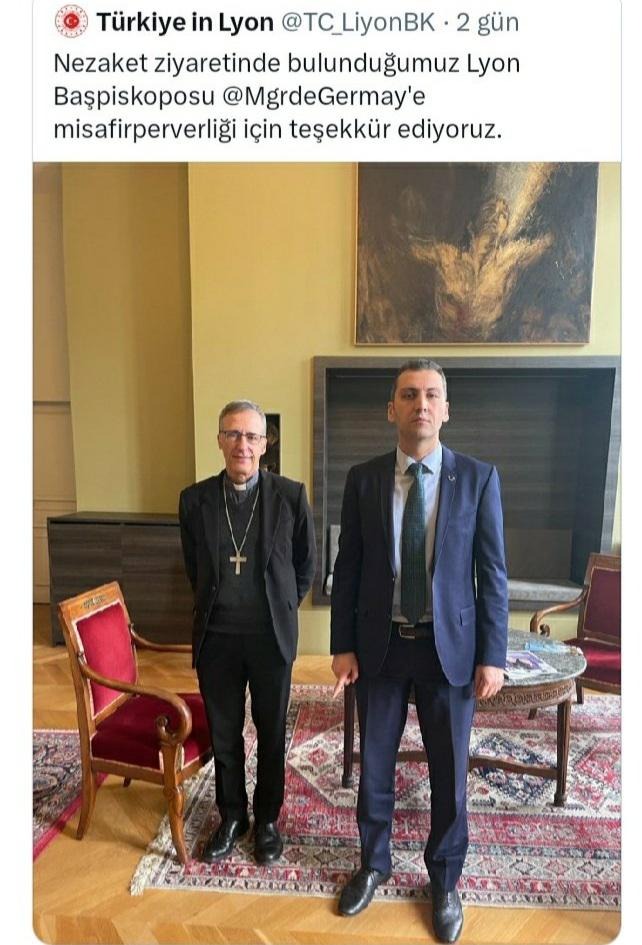 A few days ago, the Turkish consulate in Lyon posted this picture of the Consul General secretly pointing his index finger in a photo with a priest, the most childish display of Turkish nationalism and fake, Erdogan-esque Islamism imaginable
