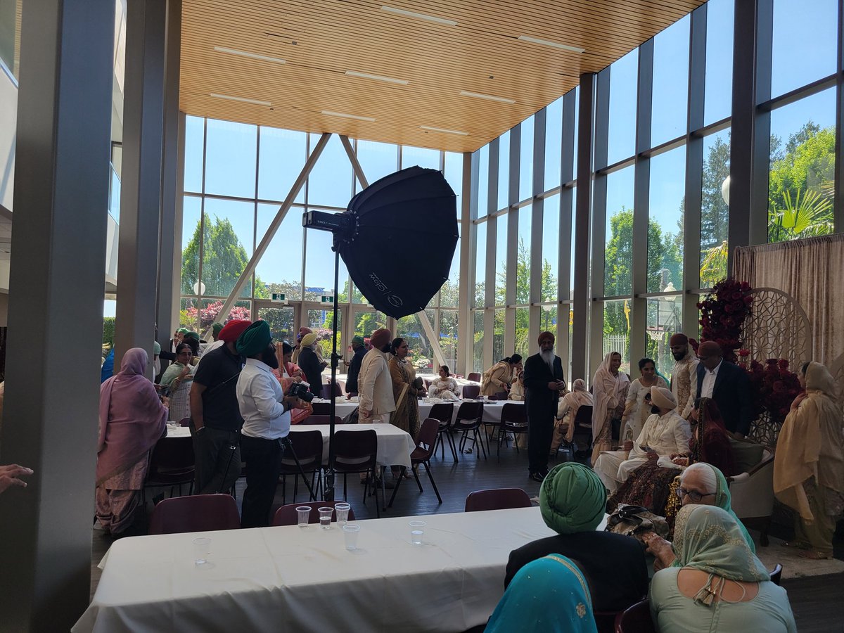 They got full catering and ice cream allowed at these Vancouver gurdwaras.

People wearing expensive suits don't need to sit on the floor. There were huge fights to make this happen in the 90s.

In #brampton this non existent  at our gurdwaras with strict rules.

#brampoli