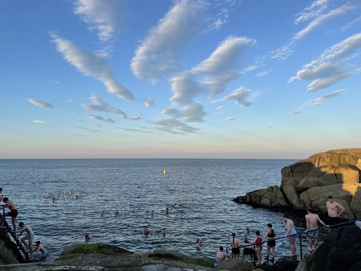 Oíche iontach 
A great night 

agus luí na gréine foirfe i Cuas an Ghainimh anocht 
and a perfect sunset in Sandycove tonight

Mothaím suaimhneach anois 
I feel calm now ❤️

#GaeilgeGachLá #fortyfoot #lovindublin #seaswimming