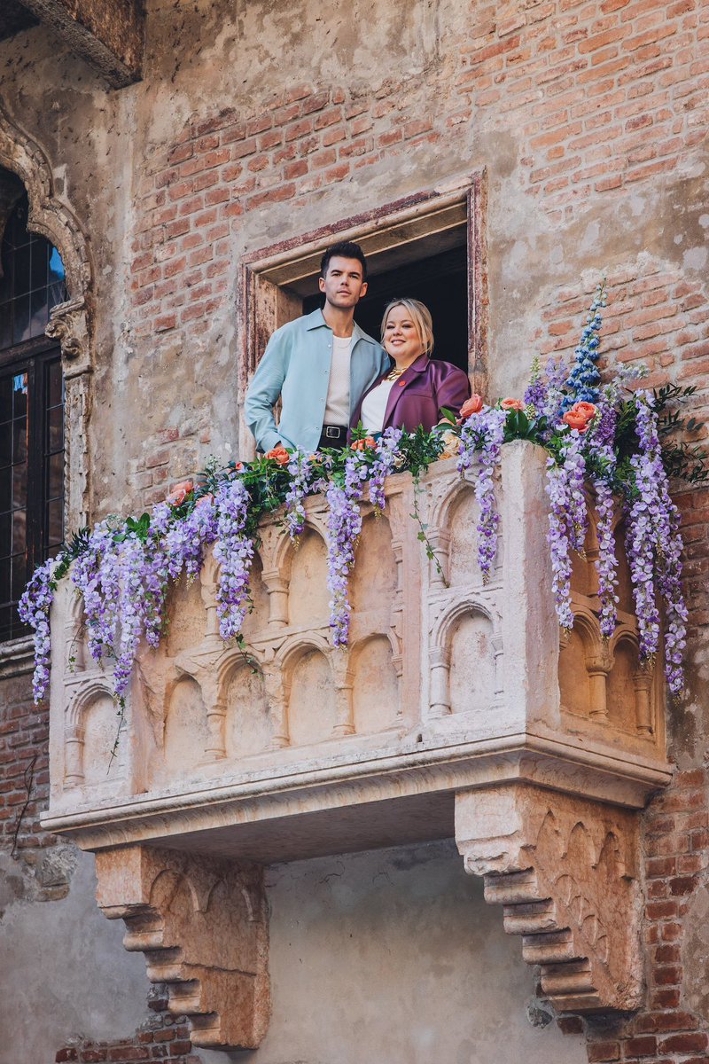 Nicola Coughlan and Luke Newton on Juliet's Balcony in Verona for ‘BRIDGERTON’ season 3 press

📸: Virginia Bettoja