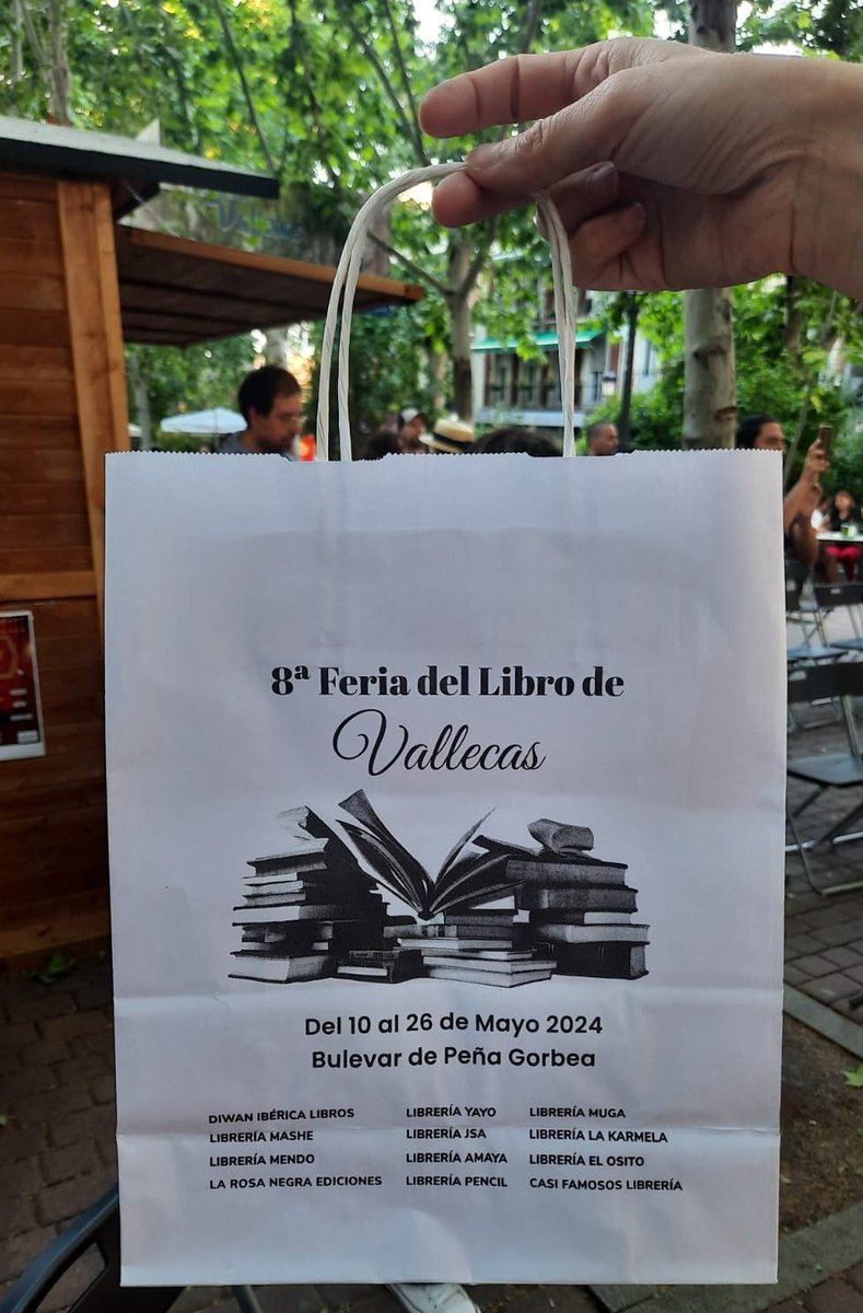 Esta tarde se ha inaugurado la 8ª edición de la Feria del Libro de #PuentedeVallecas. Los libros 📚 y otros eventos culturales 🎶 inundan por unos días el Bulevar de Peña Gorbea. #ViveTuBulevar