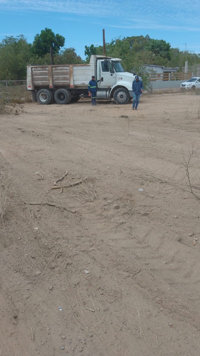 La alcaldesa de #Guaymas @karlacordova15  en la mañana manda maquinaria del Ayuntamiento a limpiar Santa Clara y por la tarde se presentara como candidata.
#NoSomosIguales