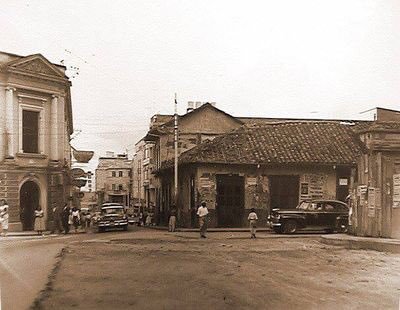 Un día cualquiera en la esquina de la calle 11 y avenida 3ª en la ciudad de Ibagué. Foto 1957. #ViajeEnElTiempo