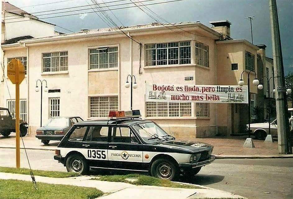 Los vehículos de la @PoliciaColombia en la década de 1980 #ViajeEnElTiempo Foto de @dan_ichu