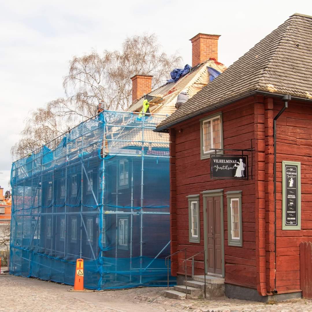New wood shingles for a roof in Linköping, Sweden.

📷: Gamla Linköping.