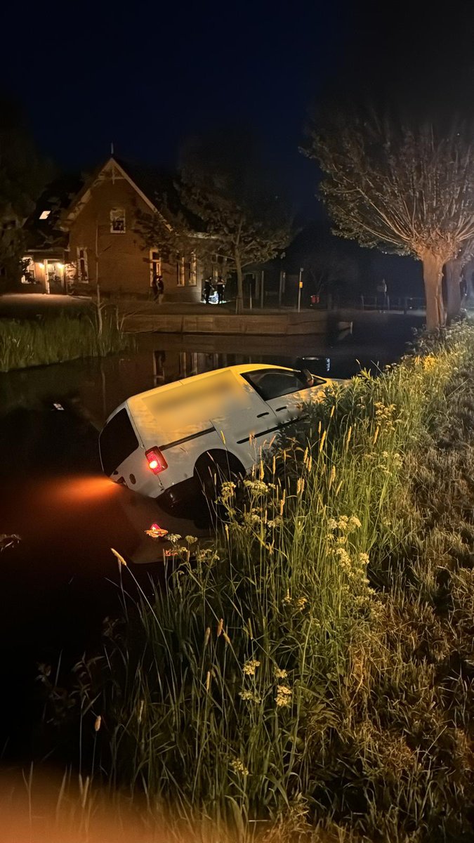 Op het Hoogeind in Leerdam is een auto in botsing gekomen met een balenpers achter een trekker. De auto is hierna te water geraakt. De bestuurder is inmiddels uit het voertuig.