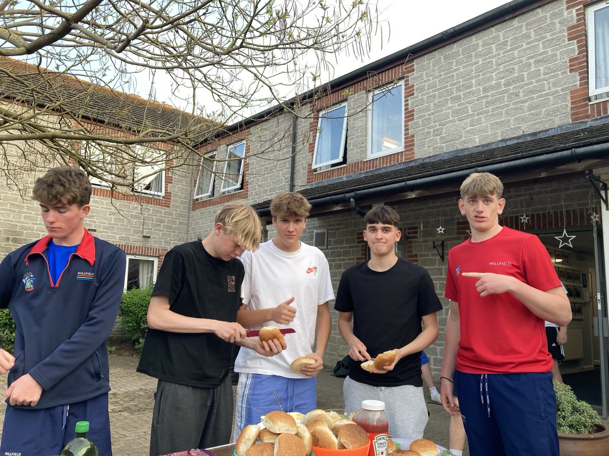 EtonhurstHouse's tweet photo. Tonight a post exams relax! Ms L on the BBQ plus ice creams ⁦@MFPastoral⁩  🤩🤩🤩🦅🦅🦅🍕🍕🍕🎉🎉🎉🥳🥳🥳🥳👍👍👍👍🦅🦅🦅🦅🦅 https://t.co/fJomP4Jh8M