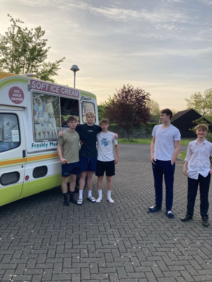 EtonhurstHouse's tweet photo. Tonight a post exams relax! Ms L on the BBQ plus ice creams ⁦@MFPastoral⁩  🤩🤩🤩🦅🦅🦅🍕🍕🍕🎉🎉🎉🥳🥳🥳🥳👍👍👍👍🦅🦅🦅🦅🦅 https://t.co/fJomP4Jh8M