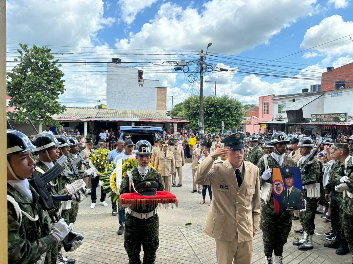 El BG. Juan Carlos Fajardo, Cdte de la #Div7 acompañó a los familiares del cabo tercero Olea Palmera John Arlen sus honras fúnebres, un hombre que entregó su vida al servicio de la institución y el país. Enviamos un saludo de condolencias a sus allegados. #HonorYGloriaPorSiempre