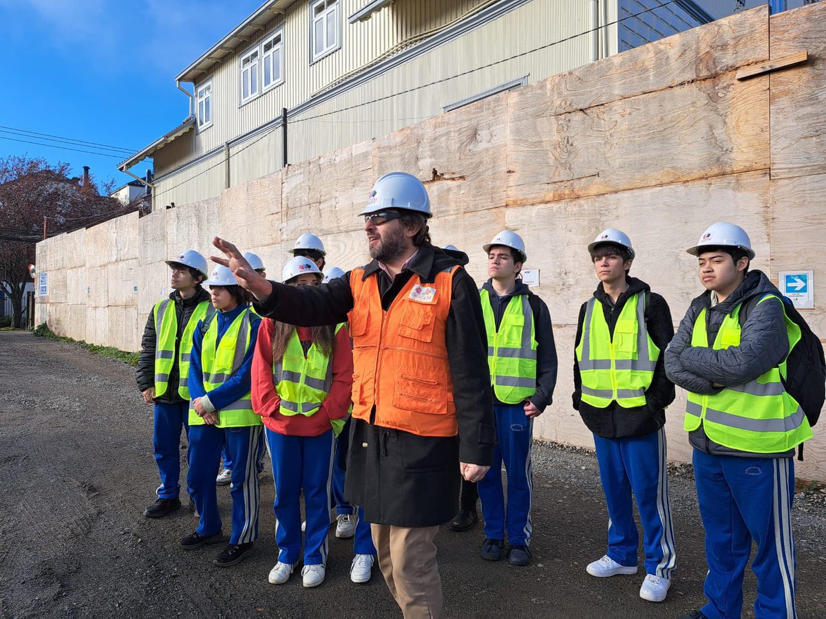 🏠 Esta semana, estudiantes de los colegios Gracia y Paz, Leonardo Da Vinci y Príncipe de Asturias de #Valdivia fueron recibidos por equipo @serviulosrios y empresa, y conocieron en terreno las obras de traslado de la Casona Lopetegui.
@Minvu @Minvulosrios @herviazamudio