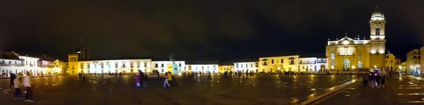 La bellísima Plaza de Bolívar de Tunja en la noche. Grandiosa foto que nos comparte @metalpolaris_99