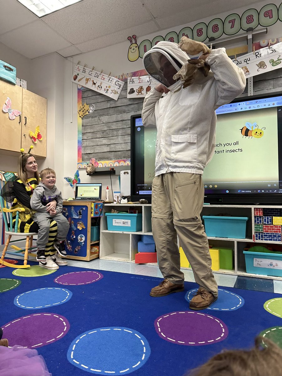 slevin_prek's tweet photo. An absolutely incredible experience with a PreK grandpa who's also a passionate beekeeper! Thank you for enlightening us about the fascinating world of bees and their crucial role in our ecosystem! 🐝 #fhleads #insectstudy https://t.co/rDCr0F2DuA