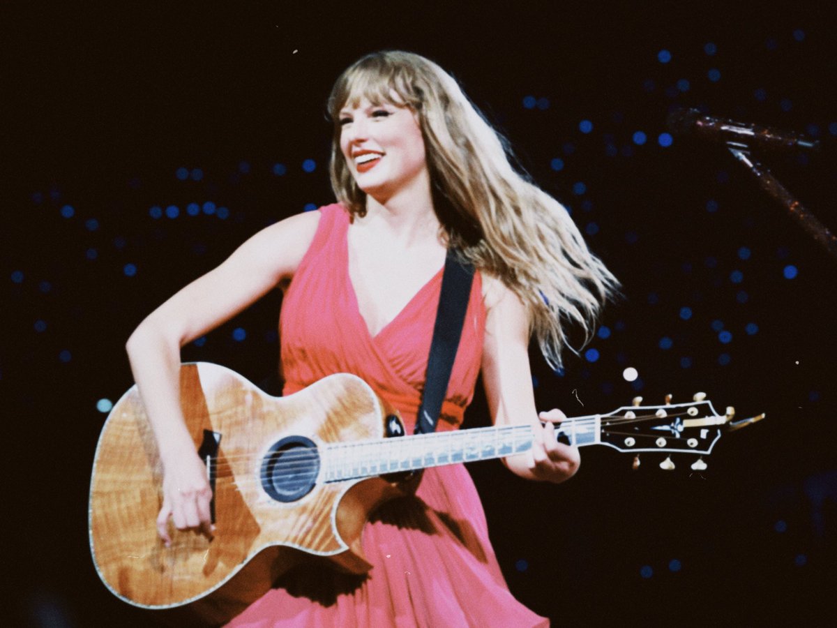 En su N2✌🏻en París, Taylor Swift ha cantado por sorpresa como parte de su set acústico las canciones: — Is it over Now? x Out of the Woods — My Boy Only Breaks His Favorite Toys #TSTheErasTour #ParisTSTheErasTour