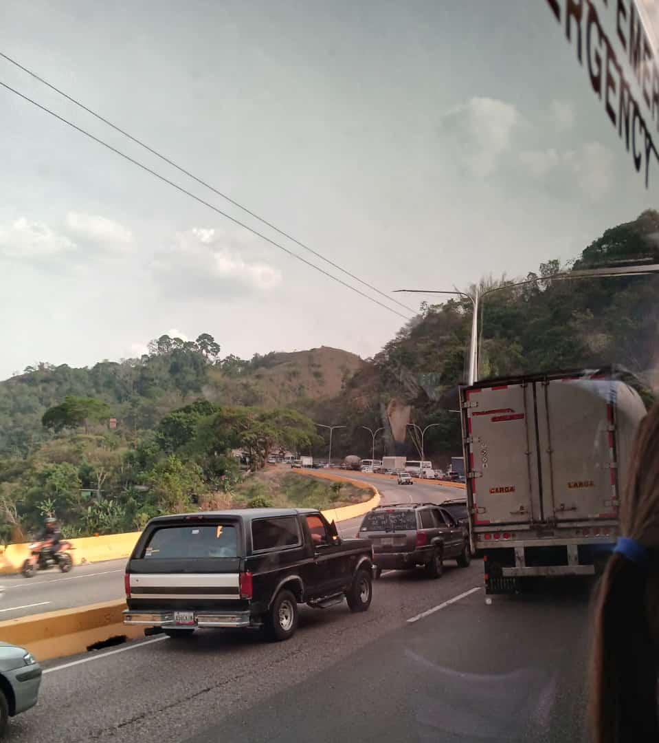 Nos reporta @luisechandocarr desde la #ARC en #Miranda ↘️

Viernes #10may 4:20 pm
Larga cola de vehículos, tráfico detenido desde antes de entrar al túnel Los Ocumitos, sentido Valencia.
#somosdeltuy #vallesdeltuy #losvalles #losocumitos #maitana #tazon #labonanza #caracas #peaje